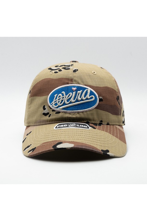 위얼드월드(Weird World) 서클 로고 와펜 볼캡_데저트 카모는 캐주얼, 스트리트, 미니멀 스타일을 추구하는 분들을 위한 모자입니다. 면과 폴리에스테르 혼방 소재로 제작되어 봄, 여름, 가을 시즌에 착용하기 좋습니다. 데저트 카모 패턴에 서클 로고 와펜이 포인트로 디자인되었으며, 넉넉한 깊이와 편안한 착용감을 제공합니다. 얼굴이 작아 보이는 효과는 물론, 넉넉한 둘레로 편안하게 착용할 수 있습니다. 일상생활이나 스트릿 패션에 활용하기 좋은 볼캡입니다.
