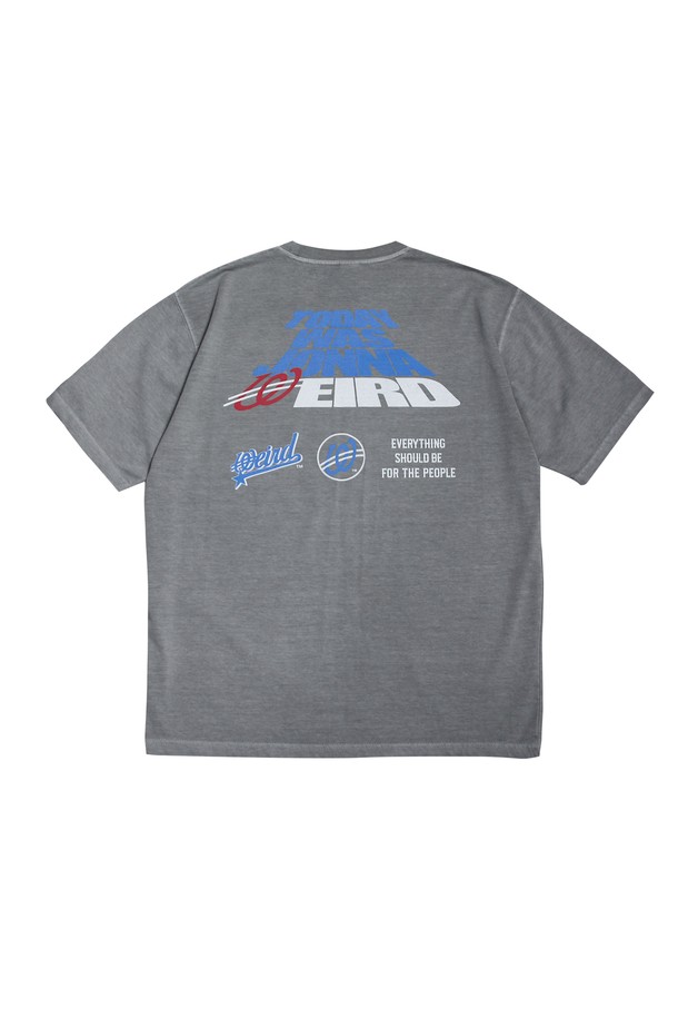 JONNA WEIRD(존나 위어드) 피그먼트 포토 티셔츠_LIGHT GREY는 캐주얼, 미니멀, 레트로 스타일을 즐기는 분들을 위한 상의입니다. 라이트 그레이 컬러의 라운드넥 반소매 티셔츠로, 봄, 여름 시즌에 시원하게 착용하기 좋습니다. 면과 폴리에스테르 혼방 소재로 제작되어 편안한 착용감을 선사하며, 피그먼트 워싱 가공과 DTP 프린팅 기법으로 앞뒤 아트워크 및 빈티지 컬러 효과를 더했습니다. 동네 마실룩, 카페룩 등 편안한 일상에 잘 어울리는 아이템입니다.
