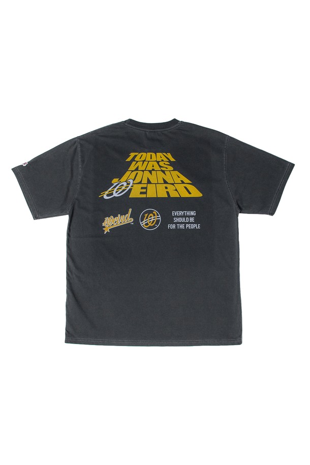 JONNA WEIRD (존나 위어드) 피그먼트 포토 티셔츠_GREY는 캐주얼하고 미니멀한 스타일을 추구하는 분들을 위한 티셔츠입니다. 부드러운 면과 폴리에스테르 혼방 소재로 제작되어 봄, 여름 시즌에 편안하게 착용할 수 있습니다. 라운드넥 디자인에 레귤러 기장으로 제작되었으며, 피그먼트 워싱 처리된 그레이 컬러가 빈티지한 느낌을 더합니다. 동네 마실룩이나 산책룩으로 활용하기 좋으며, 프린트 및 로고 디자인이 돋보이는 아이템입니다. 반소매 디자인으로 시원하게 착용 가능합니다.
