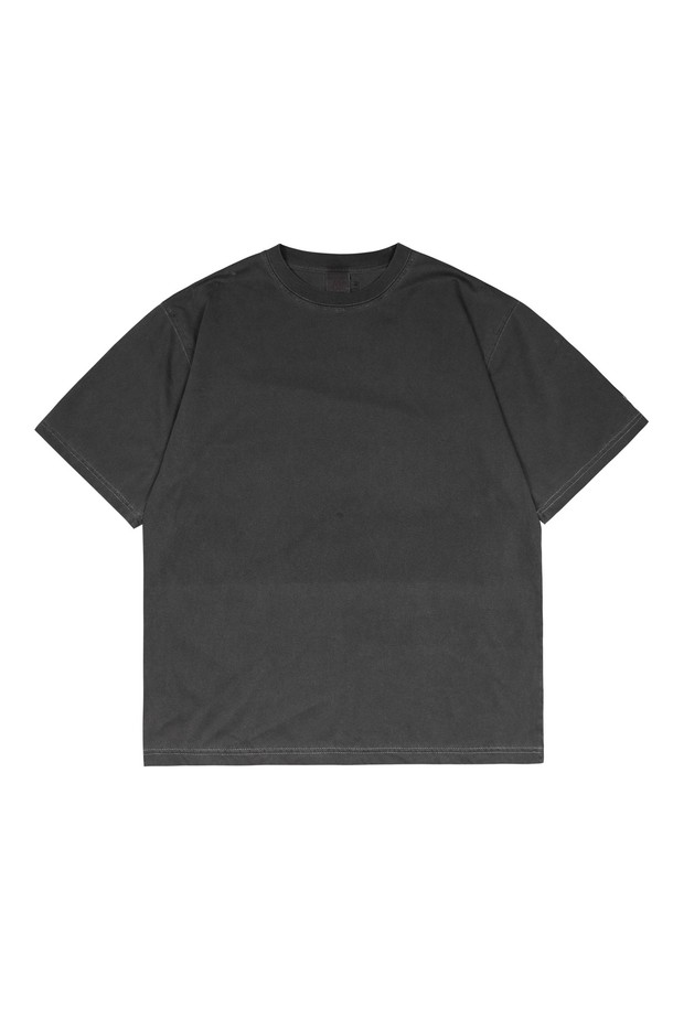 오버 프린트 피그먼트 티셔츠_GREY는 스트릿, 캐주얼, 고프코어 스타일을 아우르는 매력적인 티셔츠입니다. 피그먼트 가먼트 다잉 워싱으로 빈티지한 GREY 컬러감을 살렸으며, DTP 프린팅 기법을 사용하여 디자인의 완성도를 높였습니다. 면과 폴리에스테르 혼방의 두꺼운 소재로 제작되어, 렌타 텀블 가공을 통해 수축을 방지했습니다. 반소매 디자인으로 동네 마실룩, 여행룩, 캠핑룩 등 다양한 TPO에 활용하기 좋습니다. 로고와 그라데이션 패턴이 돋보이는 이 티셔츠는 당신의 스트릿 패션을 더욱 돋보이게 해줄 것입니다.

