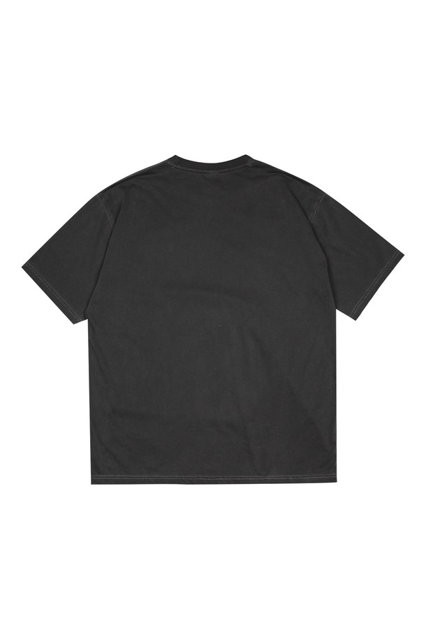 1996 드림팀 피그먼트 티셔츠는 봄, 여름 시즌에 어울리는 공용 티셔츠입니다. 블랙 컬러에 레귤러핏으로 제작되었으며, 부드러운 촉감의 면, 폴리에스테르 혼방 소재를 사용하여 편안한 착용감을 선사합니다. 빈티지한 느낌을 주는 피그먼트 가먼트 다잉 처리와 USA 로고 프린트, DTP 프린팅 기법이 돋보이며, 수축 방지 이중 가공으로 변형 없이 오랫동안 즐겨 입을 수 있습니다. 스포티, 스트릿, 캐주얼 스타일을 연출하기 좋으며, 동네 마실룩이나 여행룩에 활용하기 좋습니다. 라운드넥 반소매 디자인으로, 다양한 하의와 쉽게 매치하여 개성 있는 스타일을 완성해보세요.
