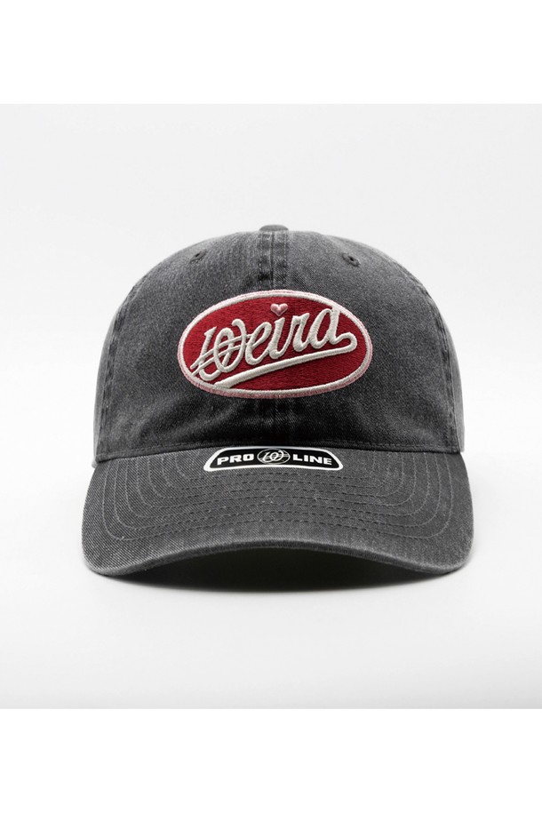 빈티지한 컬러감이 돋보이는 서클로고 와펜 피그먼트 볼캡입니다. 피그먼트 워싱 처리로 자연스러운 멋을 더했으며, 면 소재로 제작되어 부드러운 촉감과 편안한 착용감을 선사합니다. 챙 넓이 17.5cm, 모자 깊이 21cm로 얼굴이 작아 보이는 효과를 줍니다. 캐주얼, 미니멀, 스트리트 스타일 어디에도 잘 어울리며, 동네 마실, 산책, 여행 시 편안하게 착용하기 좋습니다. 로고 와펜 디자인으로 포인트를 더한 데일리 볼캡입니다.
