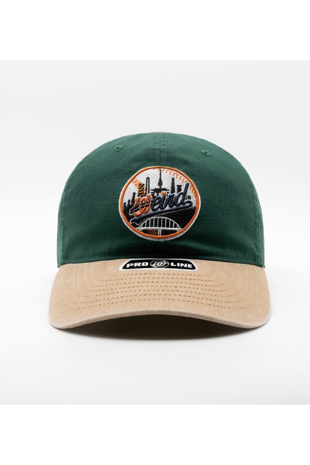 서울 씨티 로고 배색 볼캡은 깊은 모자 깊이와 넓은 챙으로 제작되어 스타일과 실용성을 모두 갖춘 모자입니다. 그린, 베이지 컬러로 출시되었으며, 면 소재로 제작되어 편안한 착용감을 선사합니다. 서울 씨티 로고와 배색 디자인이 특징이며, 스트릿 무드를 연출하기 좋습니다. 사이즈 조절이 가능하여 얼굴이 작아 보이는 효과를 주며, 캐주얼, 스트리트, 미니멀 스타일을 즐겨 입는 분들께 추천합니다. 산책룩, 여행룩 등 다양한 TPO에 활용할 수 있습니다.
