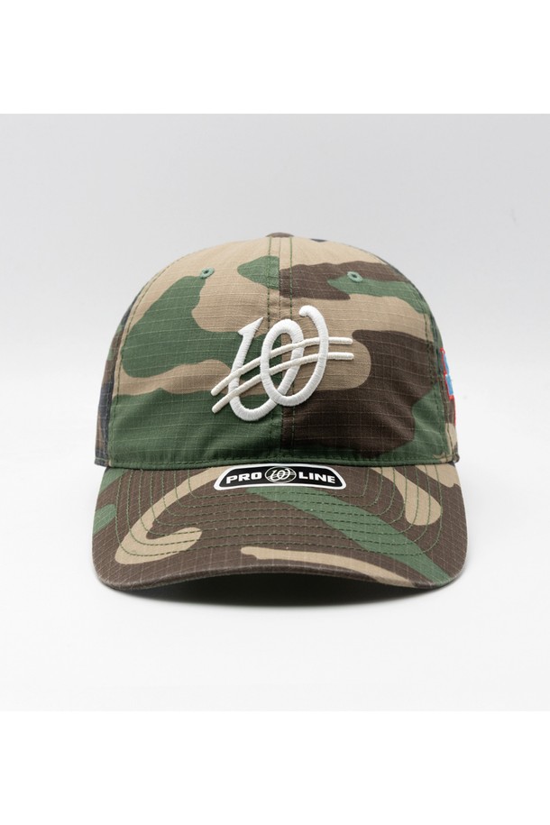 베이직 로고 우드랜드 카모 볼캡은 캐주얼 및 스트리트 스타일을 모두 아우르는 모자입니다. 깊은 모자 깊이와 챙 넓이 7.5cm로 제작되었으며, 면과 폴리에스테르 혼방 소재로 사계절 내내 착용하기 좋습니다. 우드랜드 카모 패턴과 사이드 패치 자수 디테일이 특징이며, 남녀 모두 착용 가능한 공용 제품입니다. 사이즈 조절 기능이 있어 편안하게 착용할 수 있으며, 얼굴이 작아 보이는 효과를 선사합니다.
