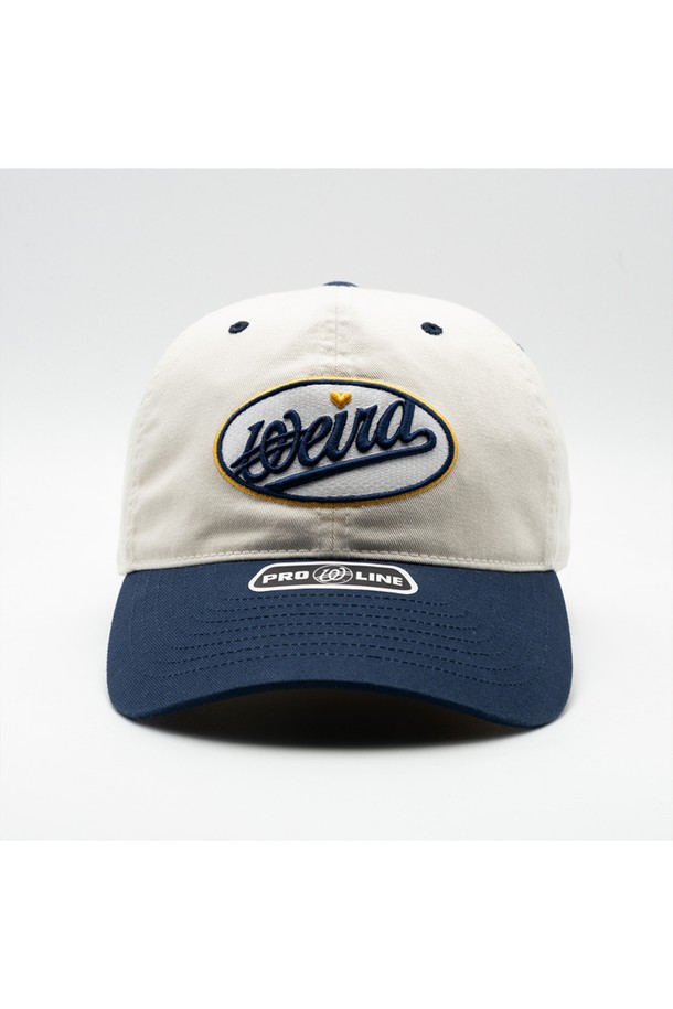 위얼드월드_서클로고 와펜 볼캡은 남녀 모두 착용 가능한 모자로, 일상, 산책, 여행 등 다양한 상황에서 활용하기 좋습니다. 면 소재로 제작되어 편안한 착용감을 제공하며, 깊은 모자 깊이로 얼굴이 작아 보이는 효과를 줍니다. 넉넉한 둘레는 안정적인 핏을 선사하며, 와펜 디자인과 로고 무늬가 돋보입니다. 캐주얼, 미니멀, 스트리트 스타일을 즐겨 입는 분들께 추천하는 아이템입니다.
