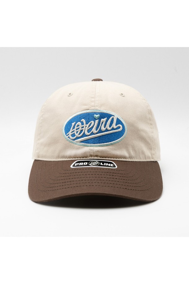 위얼드월드_서클로고 와펜 볼캡은 면 소재로 제작되어 편안한 착용감을 선사합니다. 깊은 모자 깊이와 7.5cm의 챙 넓이로 얼굴을 작아 보이게 해주는 효과를 줍니다. 넉넉한 둘레와 조절 가능한 사이즈(50-65cm)로 누구나 편안하게 착용할 수 있으며, 와펜과 로고 디자인이 돋보입니다. 캐주얼, 스트리트, 미니멀 스타일 모두 소화 가능하며, 동네 마실룩이나 산책룩에 잘 어울립니다. 봄, 여름, 가을 시즌에 활용하기 좋은 데일리 볼캡입니다.
