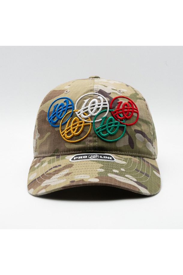 위얼드월드(Weird World)_올림픽 카모 볼캡은 남녀 모두 착용 가능한 볼캡입니다. 면과 폴리에스테르 혼방 소재로 제작되어 부드러운 촉감을 선사하며, 봄, 여름, 가을 계절에 착용하기 좋습니다. 깊은 모자 깊이와 넉넉한 둘레로 편안한 착용감을 제공하며, 카모 패턴과 로고 자수 디자인이 특징입니다. 캐주얼 및 스트릿 스타일 연출에 적합하며, 페이스 슬리밍 효과를 기대할 수 있습니다.
