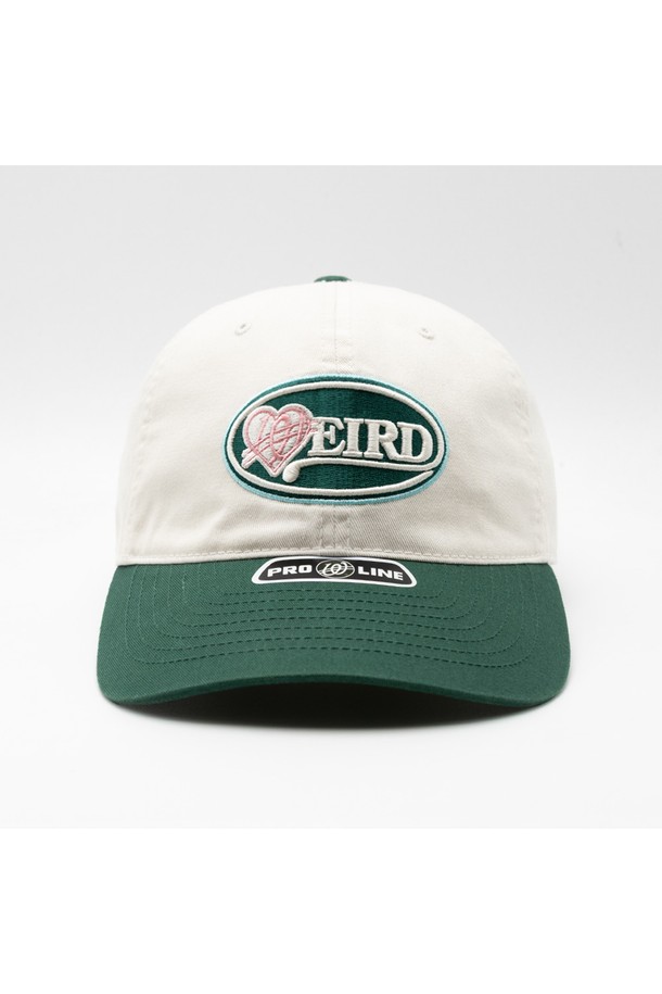 위얼드월드_하트와펜 배색 볼캡은 캐주얼하고 미니멀한 스타일을 추구하는 분들을 위한 모자입니다. 깊은 모자 깊이와 일반 챙 넓이로 제작되어 편안한 착용감을 제공하며, 얼굴이 작아 보이는 효과를 줍니다. 면 소재로 제작되어 봄, 여름, 가을 계절에 착용하기 좋으며, 화이트와 그린 컬러로 출시되어 다양한 스타일에 매치하기 용이합니다. 로고와 하트 패턴 와펜, 배색 디자인이 돋보이며, 사이즈 조절이 가능하여 누구나 편안하게 착용할 수 있습니다. 일상생활과 캐주얼한 코디에 포인트를 더해보세요.
