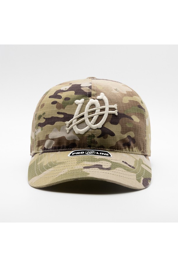 위얼드월드 본투비 카모 볼캡은 베이지와 카키 두 가지 색상으로 출시되어, 봄, 여름, 가을 계절에 활용하기 좋은 볼캡입니다. 면 소재로 제작되어 부드러운 촉감을 자랑하며, 일반적인 모자 깊이와 챙 넓이로 편안한 착용감을 선사합니다. 밀리터리 스타일을 연상시키는 카모 패턴과 자수, 로고 디자인이 돋보이며, 조절 가능한 스트랩으로 핏을 조절할 수 있습니다. 캐주얼, 미니멀, 스트리트 스타일을 즐기는 분들께 여행룩이나 캠핑룩에 포인트 아이템으로 추천합니다.
