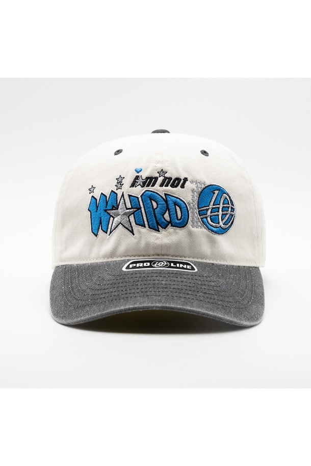 위얼드월드 I'm not weird (아임 낫 위어드) 피그먼트 배색 볼캡은 부드러운 면 소재로 제작되어 편안한 착용감을 선사합니다. 화이트와 그레이 두 가지 색상으로 제공되며, 일상, 산책룩, 봄 소풍룩 등 다양한 TPO에 활용 가능합니다. 캐주얼, 미니멀, 시티보이 스타일을 연출하기에 적합하며, 로고 자수와 배색 디자인으로 포인트를 더했습니다. 피그먼트 워싱 처리로 빈티지한 매력을 더한 이 볼캡은 봄, 여름, 가을 계절에 활용하기 좋습니다.
