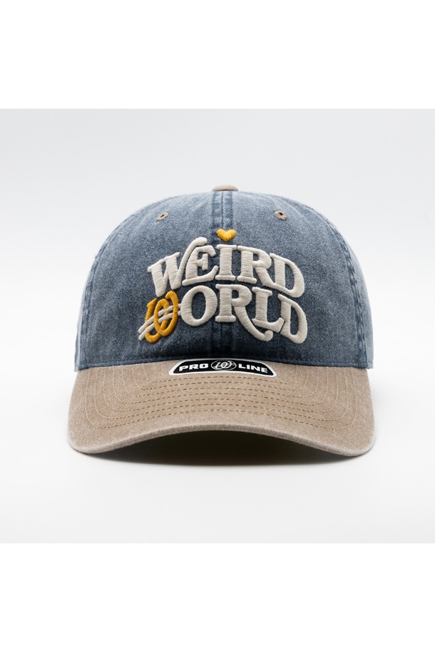 위얼드월드 아크로고 피그먼트 배색 볼캡은 캐주얼, 미니멀, 클래식 스타일을 즐기는 분들을 위한 모자입니다. 부드러운 면 소재로 제작되어 편안한 착용감을 선사하며, 봄, 여름, 가을 계절에 활용하기 좋습니다. 네이비와 베이지 두 가지 색상으로 출시되었으며, 일상복이나 산책, 여행 시에도 멋스럽게 연출할 수 있습니다. 자수와 배색 디테일이 돋보이며, 피그먼트 워싱 처리로 빈티지한 매력을 더했습니다. 일반적인 모자 깊이와 챙 넓이로 제작되어 누구나 부담 없이 착용할 수 있습니다.
