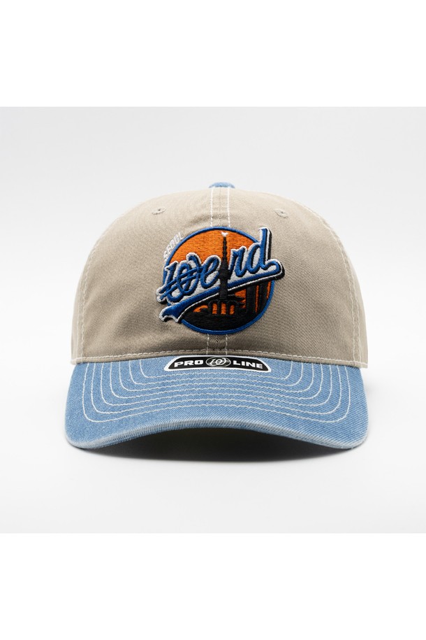 위얼드월드 써클 타워 피그먼트 배색 볼캡은 캐주얼, 미니멀, 시티보이 스타일을 즐기는 분들을 위한 아이템입니다. 봄, 여름, 가을 계절에 착용하기 좋으며, 면 소재로 제작되어 부드러운 촉감을 선사합니다. 베이지와 블루 두 가지 색상으로, 배색 디자인과 로고 패턴이 돋보입니다. 일반적인 모자 깊이와 챙 넓이, 피그먼트 워싱 처리로 자연스러운 멋을 더했습니다. 산책룩, 여행룩 등 다양한 TPO에 활용하여 스타일리시한 연출을 완성해보세요.
