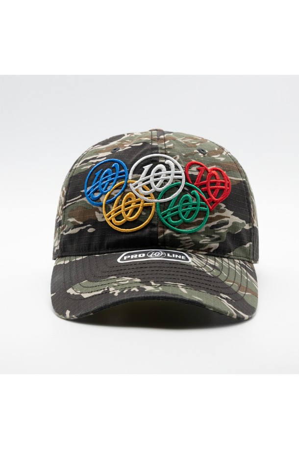 위얼드월드 하트 올림픽 타이거카모 볼캡은 남녀 공용으로 착용 가능한 볼캡입니다. 봄, 여름, 가을 계절에 어울리며, 면 소재로 제작되어 편안한 착용감을 제공합니다. 카모 패턴과 자수, 로고 디자인이 돋보이며, 하트 올림픽 디자인으로 포인트를 더했습니다. 일상, 여행룩, 캠핑룩 등 다양한 TPO에 캐주얼, 스트리트, 고프코어 스타일을 연출하기 좋습니다.
