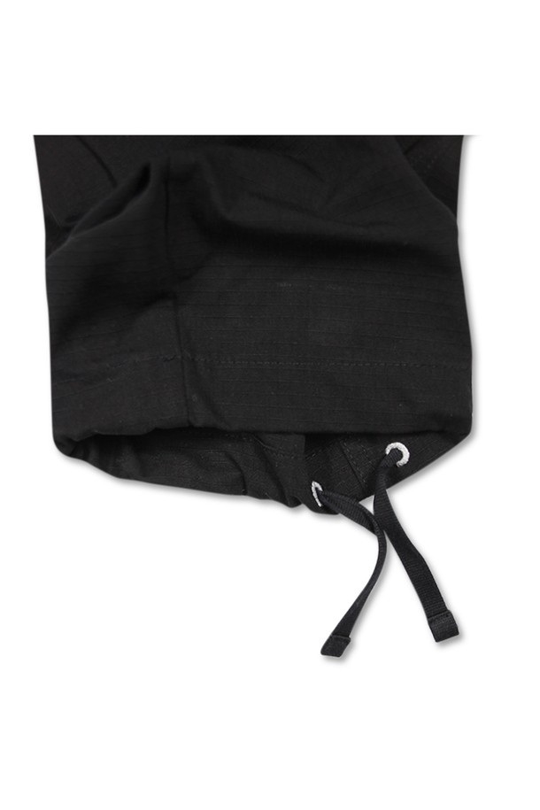 위얼드월드(Weird World) 카모플라쥬 워크 팬츠 블랙은 캐주얼하고 스트릿 스타일을 모두 만족시키는 워크 팬츠입니다. 면과 폴리에스테르 혼방 소재로 제작되어 편안한 착용감과 내구성을 제공합니다. 블랙 컬러 바탕에 카모 패턴이 은은하게 들어가 시크한 멋을 더하며, 밑단 스트링 디테일로 다양한 스타일 연출이 가능합니다. 백라벨 디테일과 히든 컬러 포인트로 위얼드월드만의 개성을 살린 디자인이 특징입니다. 밴딩 처리된 허리로 편안한 착용감을 선사하며, 스트릿 패션을 즐겨 입는 분들께 추천합니다.
