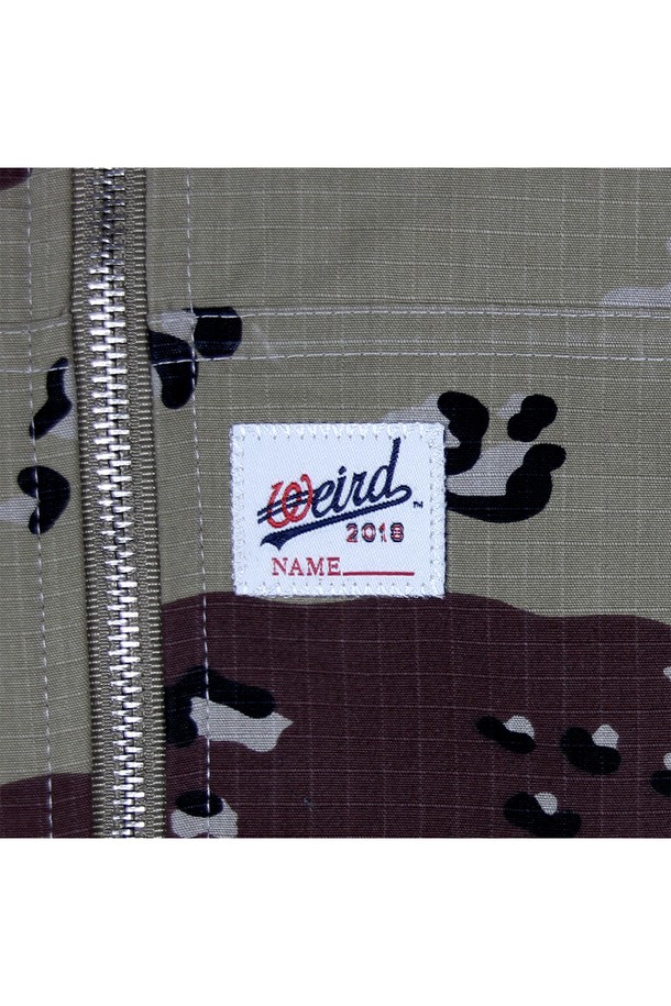 위얼드월드_카모플라쥬 (Camouflage) 웨이브로고 후드 집업 데저트카모는 봄, 가을 시즌에 어울리는 아우터입니다. 스트릿, 밀리터리 스타일을 기반으로 하며, 일상에서 편안하게 착용할 수 있습니다. 데저트 카모 패턴과 웨이브 로고 디자인이 특징이며, YKK 투웨이 지퍼와 립스탑 원단을 사용하여 실용성을 높였습니다. 상하단 분리 개폐가 가능하여 활동성을 더하고, 긴 소매 기장과 레귤러 기장으로 제작되었습니다. 가을 나들이룩, 캠핑룩, 고프코어 스타일을 연출하기에 좋습니다.
