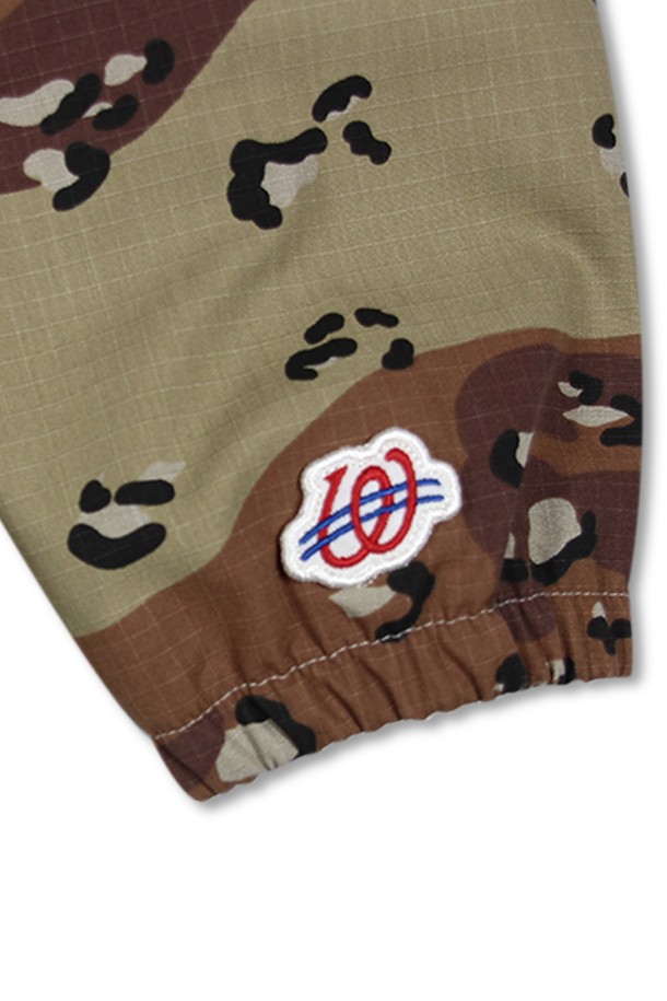 위얼드월드_카모플라쥬 (Camouflage) 웨이브로고 후드 집업 데저트카모는 봄, 가을 시즌에 어울리는 아우터입니다. 스트릿, 밀리터리 스타일을 기반으로 하며, 일상에서 편안하게 착용할 수 있습니다. 데저트 카모 패턴과 웨이브 로고 디자인이 특징이며, YKK 투웨이 지퍼와 립스탑 원단을 사용하여 실용성을 높였습니다. 상하단 분리 개폐가 가능하여 활동성을 더하고, 긴 소매 기장과 레귤러 기장으로 제작되었습니다. 가을 나들이룩, 캠핑룩, 고프코어 스타일을 연출하기에 좋습니다.
