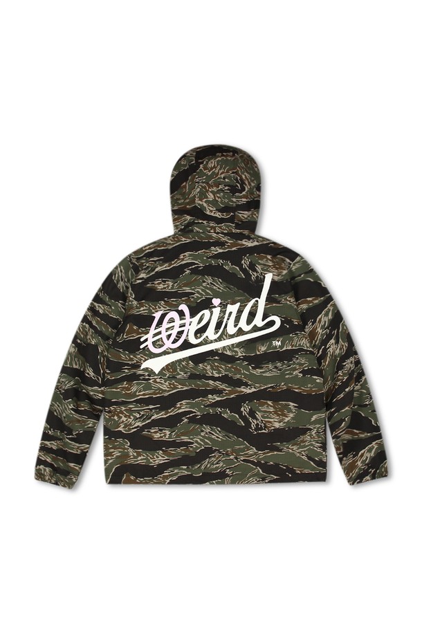 위얼드월드_카모플라쥬 웨이브로고 후드 집업 타이거카모는 스트릿, 캐주얼, 고프코어 스타일을 아우르는 남녀 공용 후드 집업입니다. 봄, 가을에 적합하며, 두꺼운 두께감의 면, 폴리에스테르 혼방 소재로 제작되어 편안한 착용감을 제공합니다. 카모플라쥬 패턴과 웨이브 로고 디자인이 특징이며, YKK 투웨이 지퍼를 사용하여 상하 지퍼 조절이 가능합니다. 레귤러핏으로 제작되었으며, 동네 마실룩이나 캠핑룩 등 다양한 TPO에 활용하기 좋습니다. 긴 소매 기장으로 간절기부터 겨울까지 폭넓게 활용할 수 있습니다.

