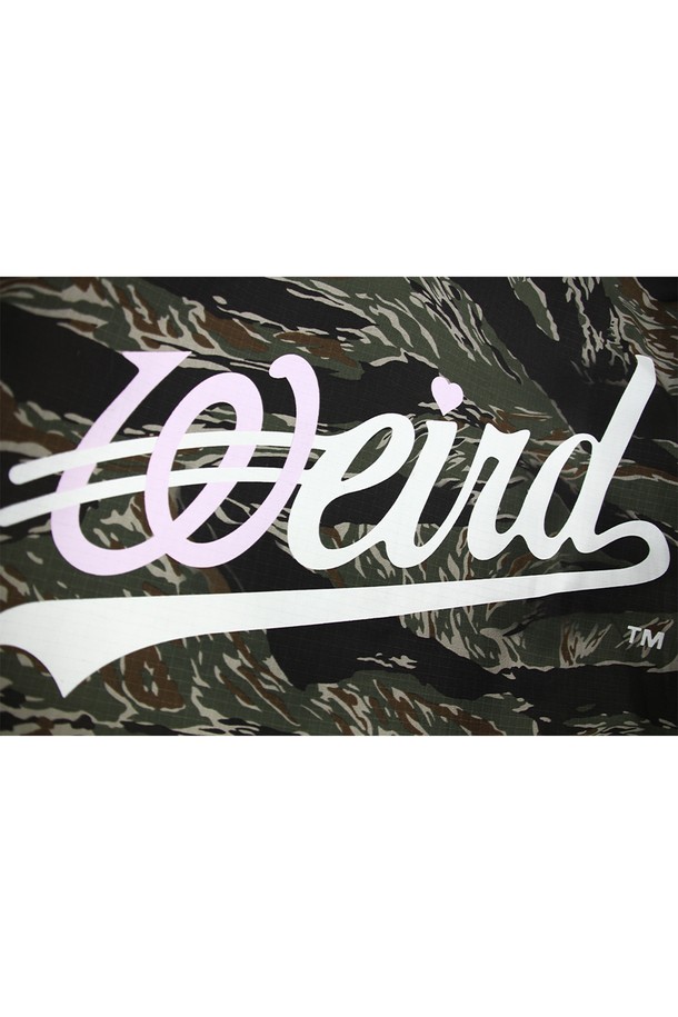 위얼드월드_카모플라쥬 웨이브로고 후드 집업 타이거카모는 스트릿, 캐주얼, 고프코어 스타일을 아우르는 남녀 공용 후드 집업입니다. 봄, 가을에 적합하며, 두꺼운 두께감의 면, 폴리에스테르 혼방 소재로 제작되어 편안한 착용감을 제공합니다. 카모플라쥬 패턴과 웨이브 로고 디자인이 특징이며, YKK 투웨이 지퍼를 사용하여 상하 지퍼 조절이 가능합니다. 레귤러핏으로 제작되었으며, 동네 마실룩이나 캠핑룩 등 다양한 TPO에 활용하기 좋습니다. 긴 소매 기장으로 간절기부터 겨울까지 폭넓게 활용할 수 있습니다.
