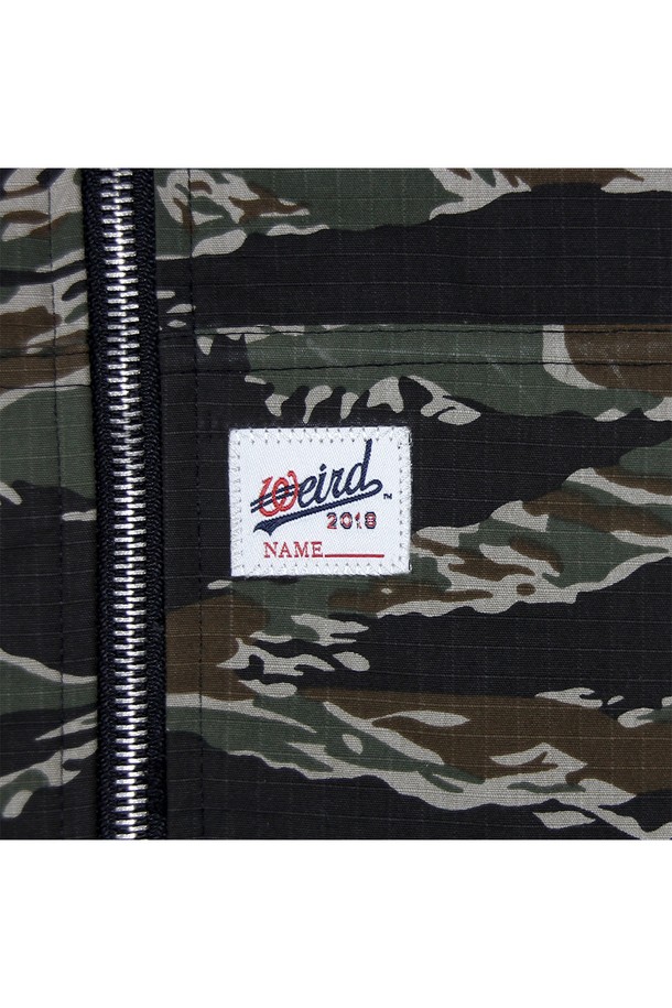 위얼드월드_카모플라쥬 웨이브로고 후드 집업 타이거카모는 스트릿, 캐주얼, 고프코어 스타일을 아우르는 남녀 공용 후드 집업입니다. 봄, 가을에 적합하며, 두꺼운 두께감의 면, 폴리에스테르 혼방 소재로 제작되어 편안한 착용감을 제공합니다. 카모플라쥬 패턴과 웨이브 로고 디자인이 특징이며, YKK 투웨이 지퍼를 사용하여 상하 지퍼 조절이 가능합니다. 레귤러핏으로 제작되었으며, 동네 마실룩이나 캠핑룩 등 다양한 TPO에 활용하기 좋습니다. 긴 소매 기장으로 간절기부터 겨울까지 폭넓게 활용할 수 있습니다.
