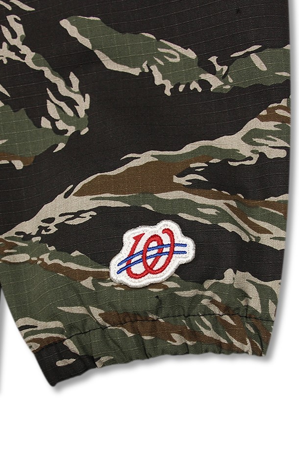 위얼드월드_카모플라쥬 웨이브로고 후드 집업 타이거카모는 스트릿, 캐주얼, 고프코어 스타일을 아우르는 남녀 공용 후드 집업입니다. 봄, 가을에 적합하며, 두꺼운 두께감의 면, 폴리에스테르 혼방 소재로 제작되어 편안한 착용감을 제공합니다. 카모플라쥬 패턴과 웨이브 로고 디자인이 특징이며, YKK 투웨이 지퍼를 사용하여 상하 지퍼 조절이 가능합니다. 레귤러핏으로 제작되었으며, 동네 마실룩이나 캠핑룩 등 다양한 TPO에 활용하기 좋습니다. 긴 소매 기장으로 간절기부터 겨울까지 폭넓게 활용할 수 있습니다.
