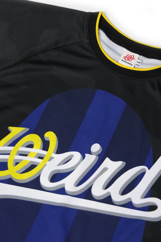 위얼드월드 챔피언스 리그 스타디움 싸커 저지 BLACK은 남성용 축구 유니폼입니다. 블랙과 블루 컬러로 출시되었으며, 스포츠 활동에 적합하도록 흡습 및 통기 기능을 갖춘 폴리에스테르 소재로 제작되었습니다. 봄, 여름 시즌에 착용하기 좋으며, 레귤러 핏과 라운드넥 디자인에 카모, 도트, 프린트 패턴의 그래픽 디자인 포인트를 더해 스포티한 스타일을 연출합니다.
