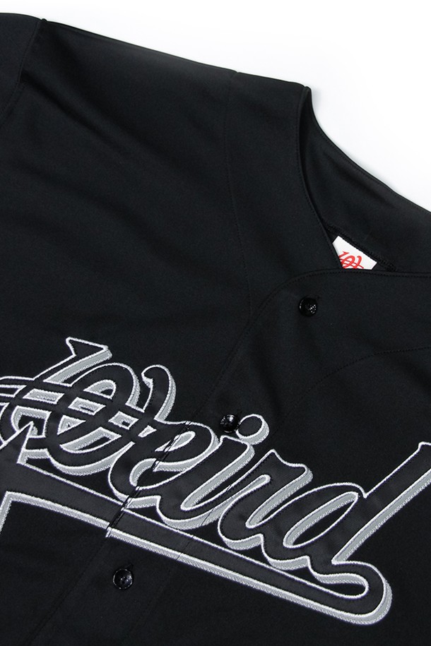 위얼드월드 Chicago 94 베이스볼 져지_BLACK은 MLB 스타일을 재현한 남성용 베이스볼 져지입니다. 등번호 45 프린팅과 앞뒤 자수 디테일, 스트라이프 디테일이 스포티한 무드를 더하며, 폴리에스테르 소재의 레귤러핏 반소매 져지로 여름철 스포츠 활동 및 일상복으로 활용하기 좋습니다. 얇은 두께와 라운드넥 디자인으로 편안한 착용감을 제공하며, 블랙 컬러와 카모 패턴 무늬가 세련된 스타일을 연출합니다.
