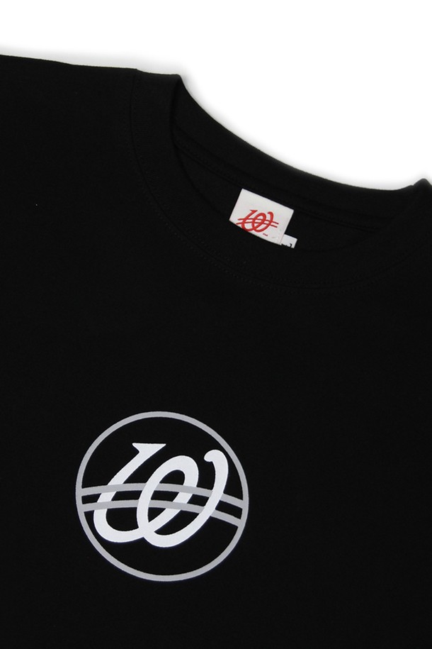 위얼드월드_BASIC 써클로고 티셔츠_BLACK은 고밀도 CP 싱글 원단으로 제작되어 뛰어난 착용감을 제공합니다. 앞면에는 베이직 써클 로고 아트워크, 뒷면에는 웨이브 로고 아트워크가 러버 프린팅 기법으로 표현되어 독특한 디자인을 완성합니다. 렌타 및 텀블 가공을 통해 형태 안정성을 높여 변형 없이 오랫동안 착용할 수 있는 데일리 티셔츠입니다.
