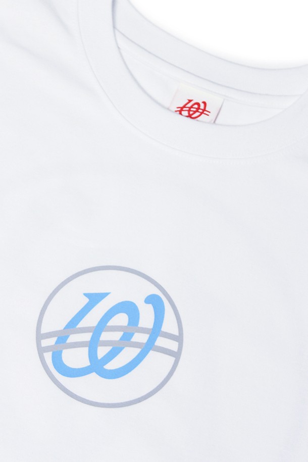 위얼드월드 BASIC 써클로고 티셔츠_WHITE는 고밀도 CP싱글 원단을 사용하여 부드러운 착용감을 선사하며, 테트론 텀블 가공으로 변형을 최소화했습니다. 앞면 써클 로고와 뒷면 웨이브 로고 아트워크, 러버 프린팅 기법으로 독특한 디자인을 완성한 베이직 스타일의 반소매 티셔츠입니다. 봄, 여름 시즌 일상복으로 활용하기 좋은 공용 제품입니다.
