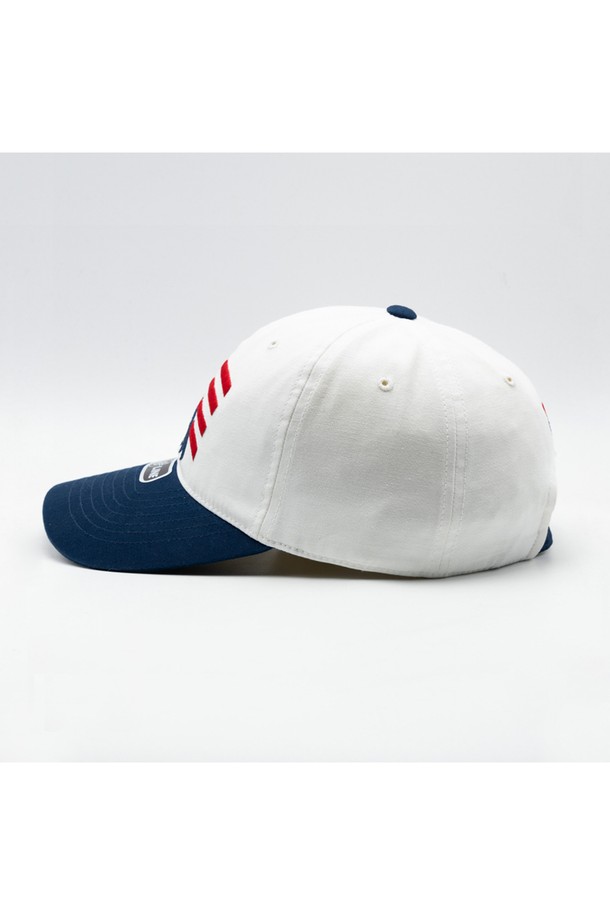 1994년 USA 볼캡, 위얼드월드 로고 자수가 돋보이는 볼캡입니다. 남녀 모두 착용 가능하며, 깊은 모자 깊이와 넉넉한 둘레감으로 편안한 착용감을 제공합니다. 봄, 여름, 가을 계절에 어울리는 화이트, 네이비 컬러로 출시되었으며, 헤리티지 감성과 스트릿 스타일을 동시에 즐길 수 있습니다.
