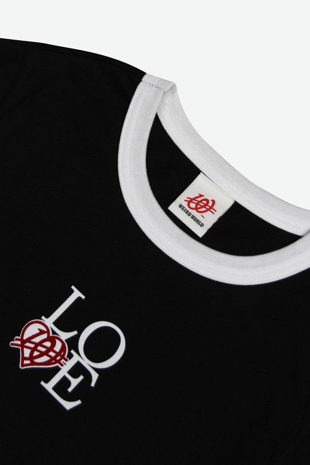 위얼드월드_LOVE 크롭 링거 티셔츠_BLACK은 부드러운 촉감의 20수 고밀도 CP 싱글 원단으로 제작되어 편안한 착용감을 선사합니다. 크롭 기장에 링거 스타일로 포인트를 더했으며, LOVE 텍스트와 하트 아트워크 디자인으로 캐주얼한 무드를 연출합니다. 형태 안정성을 위한 선가공 처리가 되어 있으며, 봄, 여름 시즌 데일리룩에 활용하기 좋은 블랙 컬러의 여성 티셔츠입니다.
