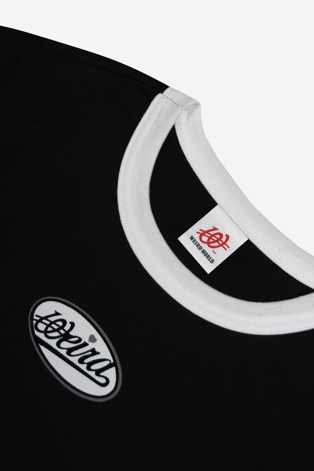 위얼드월드 와펜 크롭 링거 티셔츠는 블랙 컬러에 하트 로고 패턴이 돋보이는 캐주얼 티셔츠입니다. 면과 폴리에스테르 혼방의 부드러운 촉감과 얇은 두께로 봄, 여름에 시원하게 착용 가능하며, 링거 디자인과 크롭핏으로 트렌디한 스타일을 연출합니다. 고밀도 20수 CP 단일 원단에 수축 및 변형 방지 처리가 더해져 렌타 및 텀블 가공으로 완성되어 뛰어난 퀄리티를 자랑합니다.
