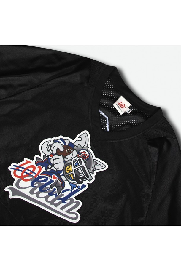 베이스크림 X 위얼드월드 풋볼 저지는 블랙 컬러의 반소매 풋볼 저지로, SYNO 캐릭터 그래픽과 등판 18번 디자인이 특징입니다. 폴리에스테르 소재의 레귤러핏 라운드넥 상의로, 스포티, 캐주얼, 스트리트 스타일을 연출하기에 적합합니다. 피트니스룩, 여행룩 등 다양한 TPO에 활용 가능하며, 베이스크림과 위얼드월드의 콜라보레이션을 통해 제작되었습니다.
