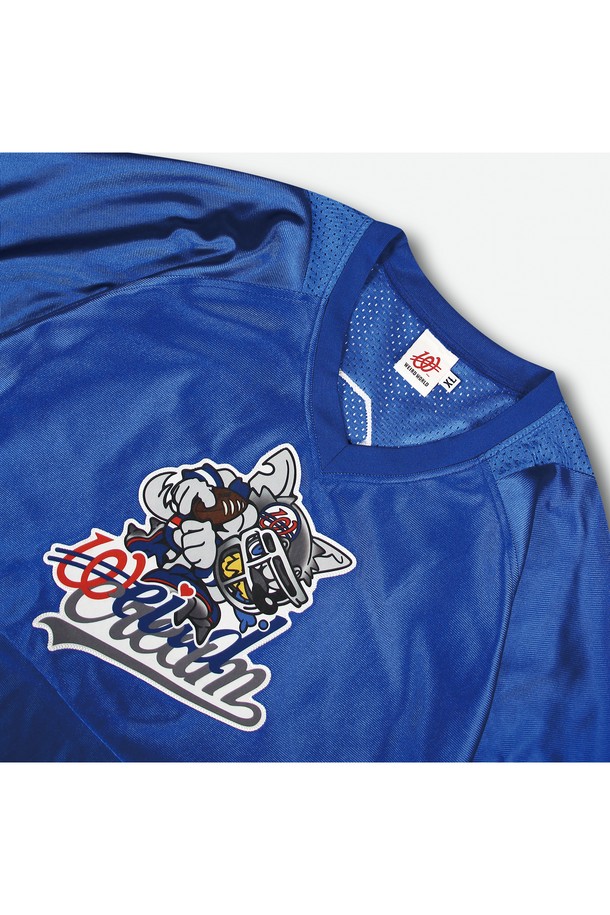 베이스크림 X 위얼드월드 풋볼 저지는 스포츠 활동과 일상에서 모두 활용 가능한 반소매 풋볼 저지입니다. 블루 컬러에 캐릭터 및 로고 패턴이 돋보이며, 등번호 18번 디자인으로 포인트를 더했습니다. 폴리에스테르 소재로 제작되어 편안한 착용감을 제공하며, 스포티, 캐주얼, 스트리트 스타일을 연출하기에 좋습니다.
