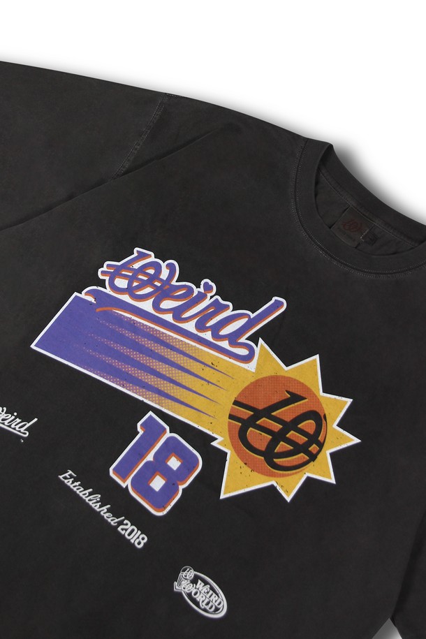 위얼드월드_바스켓볼 피그먼트 티셔츠_GREY는 면과 폴리에스테르 혼방의 고밀도 CP 원단을 사용하여 제작된 오버핏 티셔츠입니다. 피그먼트 워싱 가공과 테트론 텀블 가공을 거쳐 빈티지한 그레이 컬러감을 살렸으며, DTP 프린팅으로 농구 관련 로고/프린트 무늬를 표현했습니다. 봄, 여름, 가을에 일상 또는 스트릿 스타일로 편안하게 착용할 수 있습니다.
