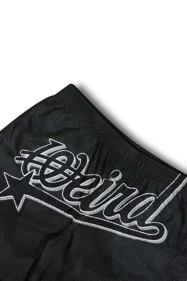 위얼드월드_웨이브로고 카모 매쉬 바스켓볼 팬츠_BLACK은 농구, 스트릿웨어 스타일을 위한 프리미엄 스트릿웨어입니다. 블랙 컬러의 폴리에스테르 소재로 제작되었으며, 메쉬 소재를 사용하여 통기성이 우수합니다. 웨이브 로고 그래픽과 카모 패턴의 조화가 돋보이는 심플 실루엣의 농구 팬츠입니다.
