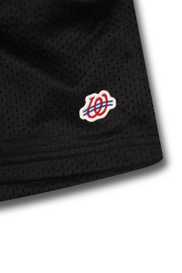 위얼드월드 베이직 매쉬 바스켓볼 팬츠 BLACK은 시원한 여름철 농구 및 스포츠 활동에 적합한 남성용 농구 바지입니다. 통기성이 뛰어난 메쉬 소재와 심플한 실루엣, 로고 디테일이 특징이며, 스포티하면서도 베이직한 스타일을 연출합니다. 피트니스룩, 휴가룩, 러닝룩 등 다양한 TPO에 활용 가능하며, 스포티, 미니멀, 캐주얼 스타일을 즐기는 분들께 추천합니다.
