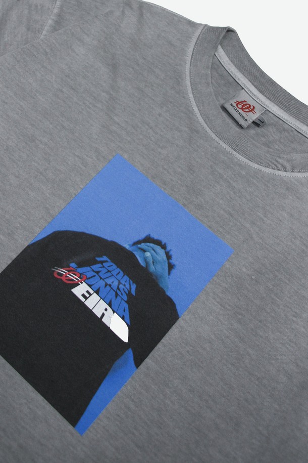 JONNA WEIRD(존나 위어드) 피그먼트 포토 티셔츠_LIGHT GREY는 캐주얼, 미니멀, 레트로 스타일을 즐기는 분들을 위한 상의입니다. 라이트 그레이 컬러의 라운드넥 반소매 티셔츠로, 봄, 여름 시즌에 시원하게 착용하기 좋습니다. 면과 폴리에스테르 혼방 소재로 제작되어 편안한 착용감을 선사하며, 피그먼트 워싱 가공과 DTP 프린팅 기법으로 앞뒤 아트워크 및 빈티지 컬러 효과를 더했습니다. 동네 마실룩, 카페룩 등 편안한 일상에 잘 어울리는 아이템입니다.
