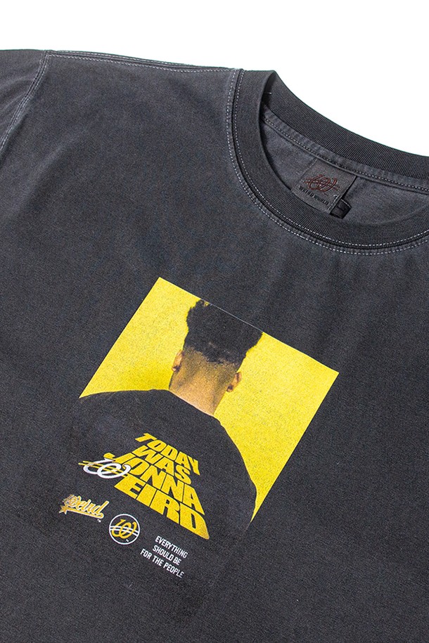 JONNA WEIRD (존나 위어드) 피그먼트 포토 티셔츠_GREY는 캐주얼하고 미니멀한 스타일을 추구하는 분들을 위한 티셔츠입니다. 부드러운 면과 폴리에스테르 혼방 소재로 제작되어 봄, 여름 시즌에 편안하게 착용할 수 있습니다. 라운드넥 디자인에 레귤러 기장으로 제작되었으며, 피그먼트 워싱 처리된 그레이 컬러가 빈티지한 느낌을 더합니다. 동네 마실룩이나 산책룩으로 활용하기 좋으며, 프린트 및 로고 디자인이 돋보이는 아이템입니다. 반소매 디자인으로 시원하게 착용 가능합니다.
