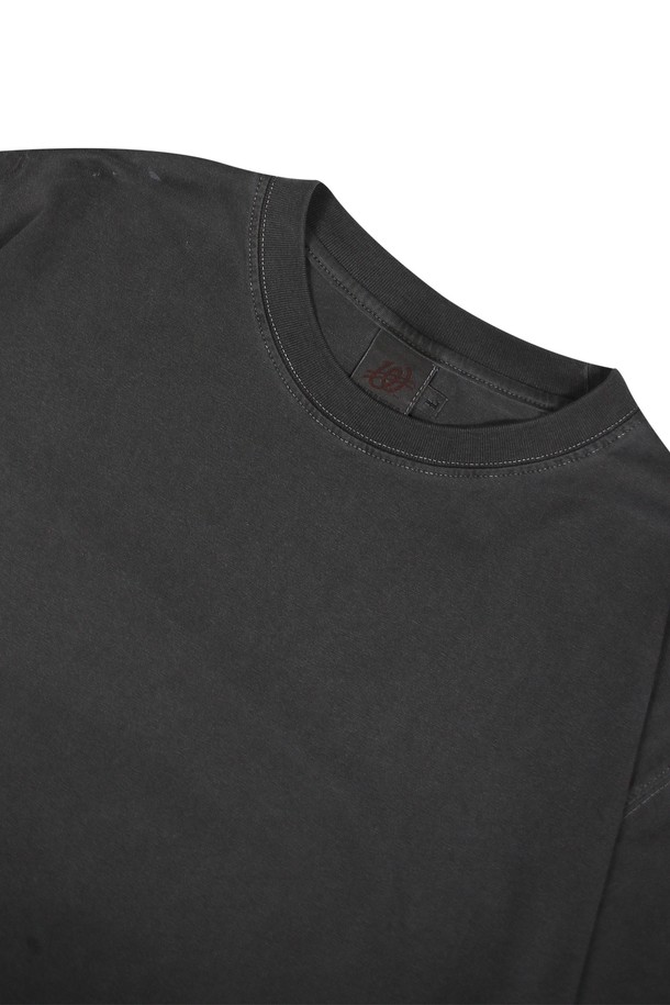 오버 프린트 피그먼트 티셔츠_GREY는 스트릿, 캐주얼, 고프코어 스타일을 아우르는 매력적인 티셔츠입니다. 피그먼트 가먼트 다잉 워싱으로 빈티지한 GREY 컬러감을 살렸으며, DTP 프린팅 기법을 사용하여 디자인의 완성도를 높였습니다. 면과 폴리에스테르 혼방의 두꺼운 소재로 제작되어, 렌타 텀블 가공을 통해 수축을 방지했습니다. 반소매 디자인으로 동네 마실룩, 여행룩, 캠핑룩 등 다양한 TPO에 활용하기 좋습니다. 로고와 그라데이션 패턴이 돋보이는 이 티셔츠는 당신의 스트릿 패션을 더욱 돋보이게 해줄 것입니다.
