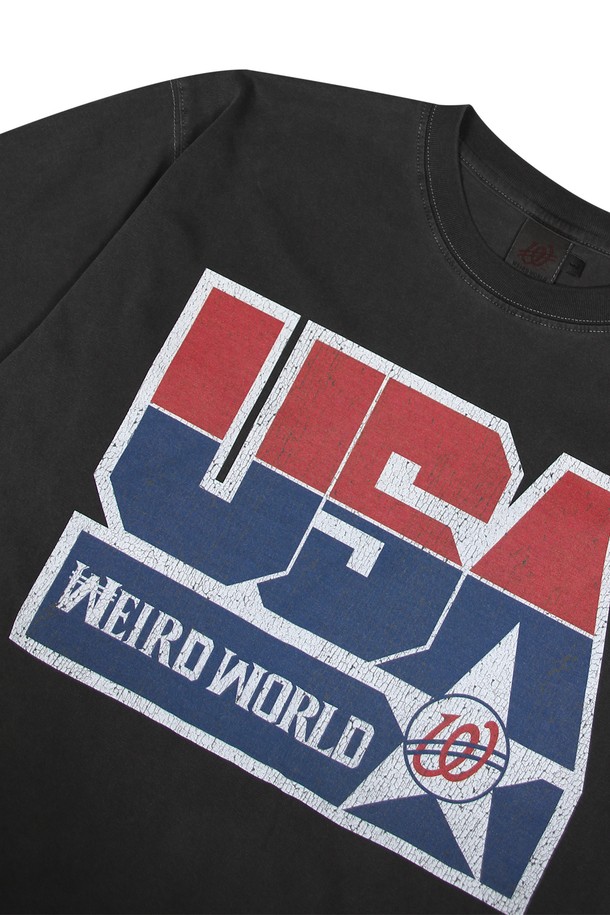 1996 드림팀 피그먼트 티셔츠는 봄, 여름 시즌에 어울리는 공용 티셔츠입니다. 블랙 컬러에 레귤러핏으로 제작되었으며, 부드러운 촉감의 면, 폴리에스테르 혼방 소재를 사용하여 편안한 착용감을 선사합니다. 빈티지한 느낌을 주는 피그먼트 가먼트 다잉 처리와 USA 로고 프린트, DTP 프린팅 기법이 돋보이며, 수축 방지 이중 가공으로 변형 없이 오랫동안 즐겨 입을 수 있습니다. 스포티, 스트릿, 캐주얼 스타일을 연출하기 좋으며, 동네 마실룩이나 여행룩에 활용하기 좋습니다. 라운드넥 반소매 디자인으로, 다양한 하의와 쉽게 매치하여 개성 있는 스타일을 완성해보세요.
