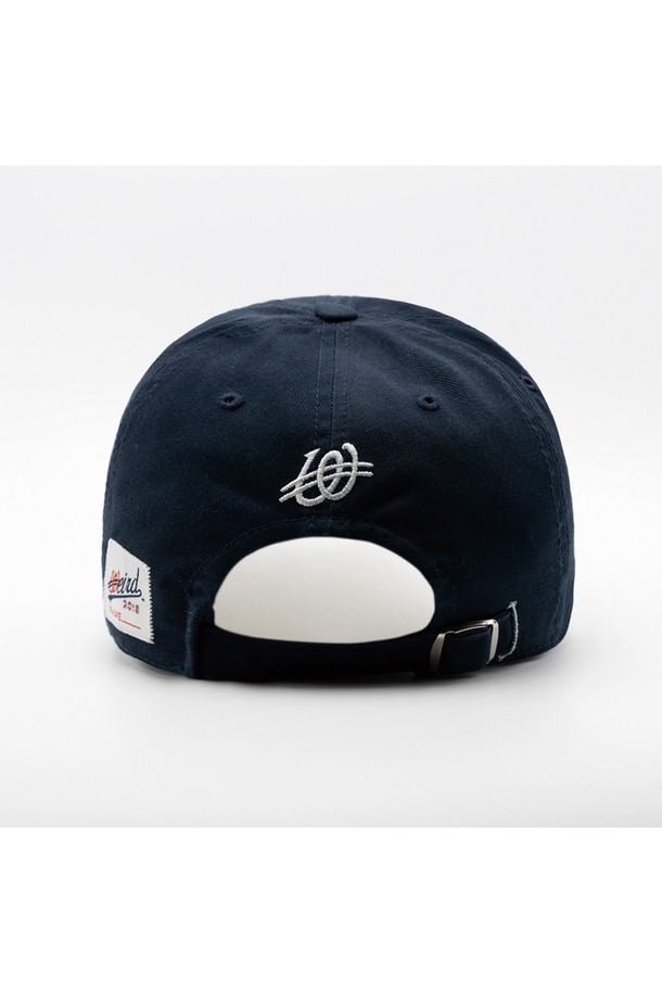 뉴욕 베이스볼 로고 볼캡은 깊은 모자 깊이와 넓은 챙으로 얼굴이 작아 보이는 효과를 선사합니다. 면 소재로 제작되어 편안한 착용감을 제공하며, 봄, 여름, 가을 계절에 착용하기 좋습니다. 네이비 컬러에 뉴욕 로고 디자인이 돋보이며, 사이즈 조절이 가능하여 누구나 편안하게 착용할 수 있습니다. 캐주얼, 미니멀, 클래식 스타일 모두 소화 가능하며, 동네 마실룩, 산책룩, 여행룩 등 다양한 TPO에 활용하기 좋습니다. 포인트 라벨 디테일이 밋밋함을 덜어줍니다.
