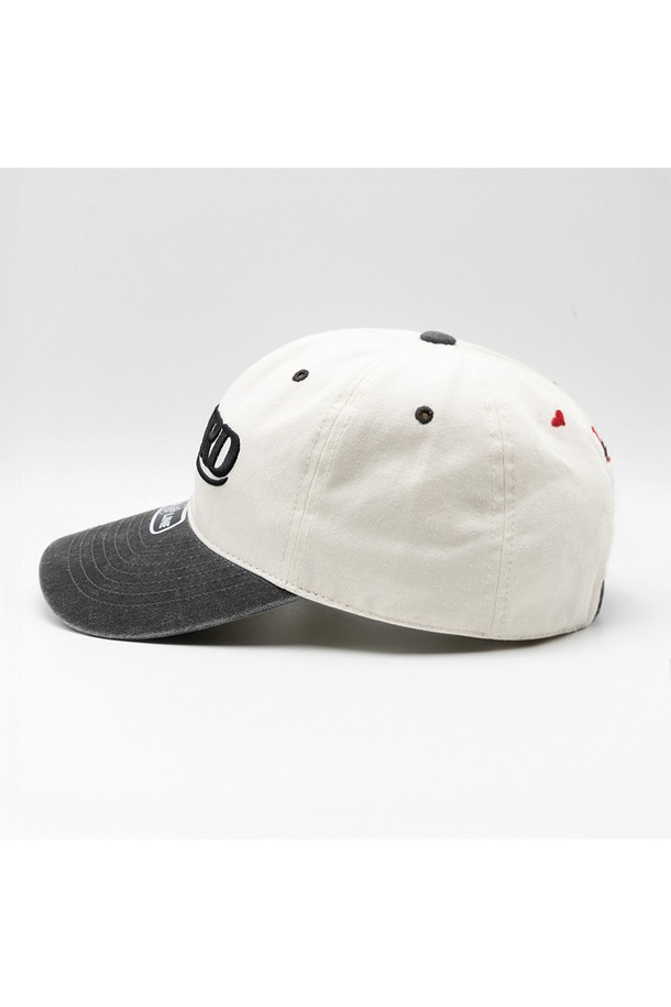 웨이브 하트로고 피그먼트 배색 볼캡은 캐주얼, 미니멀, 스트리트 스타일을 즐기는 분들을 위한 아이템입니다. 부드러운 면 소재로 제작되어 편안한 착용감을 선사하며, 깊은 모자 깊이로 얼굴이 작아 보이는 효과를 줍니다. 빈티지한 피그먼트 가공과 웨이브 하트 로고 디자인이 돋보이며, 배색 컬러가 개성 있는 포인트를 더합니다. 봄, 여름, 가을, 산책룩에 활용하기 좋으며, 조절 가능한 사이즈로 누구나 편안하게 착용할 수 있습니다.
