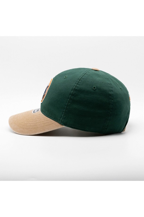 서울 씨티 로고 배색 볼캡은 깊은 모자 깊이와 넓은 챙으로 제작되어 스타일과 실용성을 모두 갖춘 모자입니다. 그린, 베이지 컬러로 출시되었으며, 면 소재로 제작되어 편안한 착용감을 선사합니다. 서울 씨티 로고와 배색 디자인이 특징이며, 스트릿 무드를 연출하기 좋습니다. 사이즈 조절이 가능하여 얼굴이 작아 보이는 효과를 주며, 캐주얼, 스트리트, 미니멀 스타일을 즐겨 입는 분들께 추천합니다. 산책룩, 여행룩 등 다양한 TPO에 활용할 수 있습니다.
