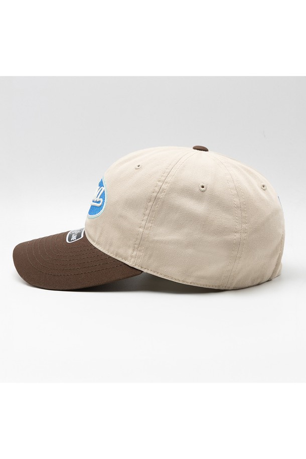 위얼드월드_서클로고 와펜 볼캡은 면 소재로 제작되어 편안한 착용감을 선사합니다. 깊은 모자 깊이와 7.5cm의 챙 넓이로 얼굴을 작아 보이게 해주는 효과를 줍니다. 넉넉한 둘레와 조절 가능한 사이즈(50-65cm)로 누구나 편안하게 착용할 수 있으며, 와펜과 로고 디자인이 돋보입니다. 캐주얼, 스트리트, 미니멀 스타일 모두 소화 가능하며, 동네 마실룩이나 산책룩에 잘 어울립니다. 봄, 여름, 가을 시즌에 활용하기 좋은 데일리 볼캡입니다.
