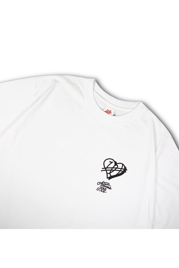 위얼드월드(WEIRDWORLD)와 아티미조(ARTIMEJOE)의 콜라보레이션 티셔츠입니다. 부드러운 면 소재로 제작되어 편안한 착용감을 제공하며, 봄, 여름 시즌에 적합합니다. 레귤러 핏에 라운드넥 디자인으로, 캐주얼 및 스트릿 스타일을 연출하기 좋습니다. 전면에 위얼드월드 로고와 아티미조의 프린트가 돋보이며, 화이트 컬러로 다양한 스타일에 매치하기 용이합니다. 일상복으로 활용하기 좋은 반소매 티셔츠입니다.
