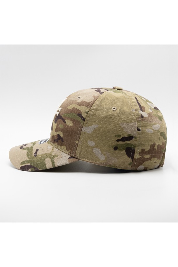 위얼드월드 본투비 카모 볼캡은 베이지와 카키 두 가지 색상으로 출시되어, 봄, 여름, 가을 계절에 활용하기 좋은 볼캡입니다. 면 소재로 제작되어 부드러운 촉감을 자랑하며, 일반적인 모자 깊이와 챙 넓이로 편안한 착용감을 선사합니다. 밀리터리 스타일을 연상시키는 카모 패턴과 자수, 로고 디자인이 돋보이며, 조절 가능한 스트랩으로 핏을 조절할 수 있습니다. 캐주얼, 미니멀, 스트리트 스타일을 즐기는 분들께 여행룩이나 캠핑룩에 포인트 아이템으로 추천합니다.
