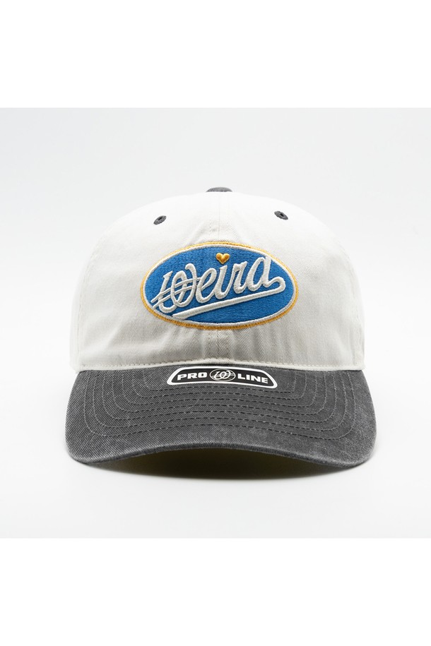 위얼드월드 서클 로고 와펜 피그먼트 배색 볼캡입니다. 부드러운 면 소재로 제작되어 편안한 착용감을 선사하며, 봄, 여름, 가을 3계절 모두 활용 가능합니다. 캐주얼, 미니멀 스타일 연출에 적합하며, 일반적인 모자 깊이와 챙 넓이로 제작되었습니다. 화이트, 그레이 두 가지 색상으로 출시되었으며, 피그먼트 워싱 기법으로 빈티지한 멋을 더했습니다. 전면에 위얼드월드 서클 로고 와펜이 포인트로 디자인되어 개성 있는 스타일을 완성합니다.
