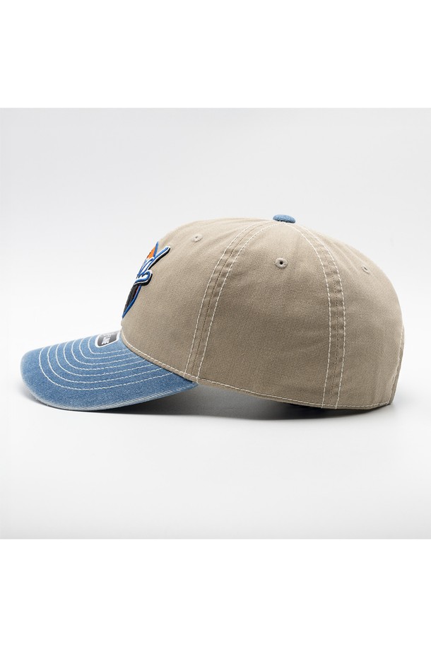 위얼드월드 써클 타워 피그먼트 배색 볼캡은 캐주얼, 미니멀, 시티보이 스타일을 즐기는 분들을 위한 아이템입니다. 봄, 여름, 가을 계절에 착용하기 좋으며, 면 소재로 제작되어 부드러운 촉감을 선사합니다. 베이지와 블루 두 가지 색상으로, 배색 디자인과 로고 패턴이 돋보입니다. 일반적인 모자 깊이와 챙 넓이, 피그먼트 워싱 처리로 자연스러운 멋을 더했습니다. 산책룩, 여행룩 등 다양한 TPO에 활용하여 스타일리시한 연출을 완성해보세요.
