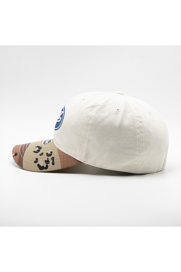 위얼드월드 서클로고와펜 데저트 카모 볼캡은 베이지와 카키 두 가지 색상으로 출시되어 캐주얼, 미니멀, 스트리트 스타일을 즐기는 분들께 적합합니다. 봄, 여름, 가을 계절에 착용하기 좋으며, 면 소재로 제작되어 부드러운 촉감을 선사합니다. 일반적인 모자 깊이와 챙 넓이로 편안한 착용감을 제공하며, 카모 패턴과 로고 와펜 디자인이 돋보입니다. 조절 가능한 스트랩이 있어 머리 사이즈에 맞춰 편리하게 사용할 수 있으며, 여행룩, 캠핑룩 등 다양한 TPO에 활용 가능합니다.
