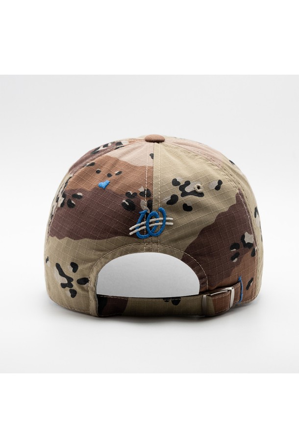 위얼드월드(WEIRDWORLD) JONNA WEIRD(존나 위어드) 데저트 카모 볼캡은 베이지와 브라운 컬러의 면 소재 볼캡입니다. 일상, 여행, 산책 등 다양한 상황에 활용하기 좋으며, 봄, 여름, 가을 계절에 착용하기 적합합니다. 유행을 타지 않는 카모 패턴과 조절 가능한 스트랩, 부드러운 촉감으로 편안한 착용감을 제공합니다. 캐주얼, 미니멀, 시티보이 스타일을 즐기는 분들께 추천하는 아이템으로, 로고 디자인이 돋보입니다.
